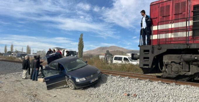 Otomobile tren çarptı: 2 kişi şans eseri kurtuldu