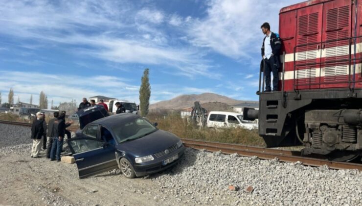 Otomobile tren çarptı: 2 kişi şans eseri kurtuldu