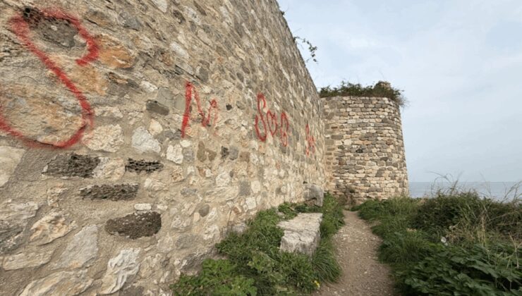 Tarihi kalenin duvarlarını sprey boyayla boyadılar