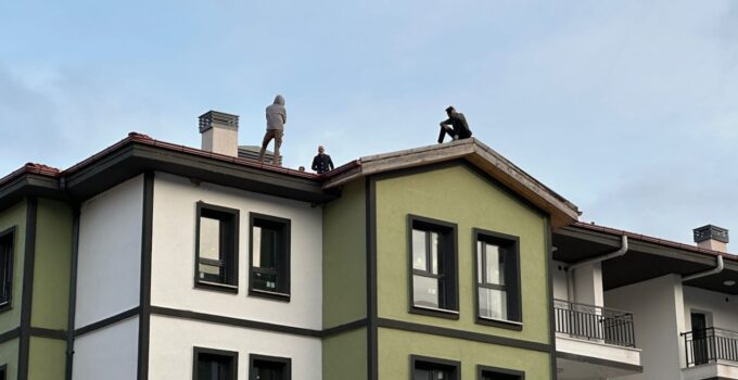 Ücretleri ödenmeyen TOKİ işçileri çatıya çıktı tuğla fırlattı