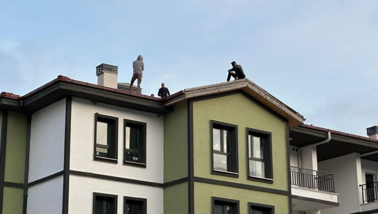 Ücretleri ödenmeyen TOKİ işçileri çatıya çıktı tuğla fırlattı