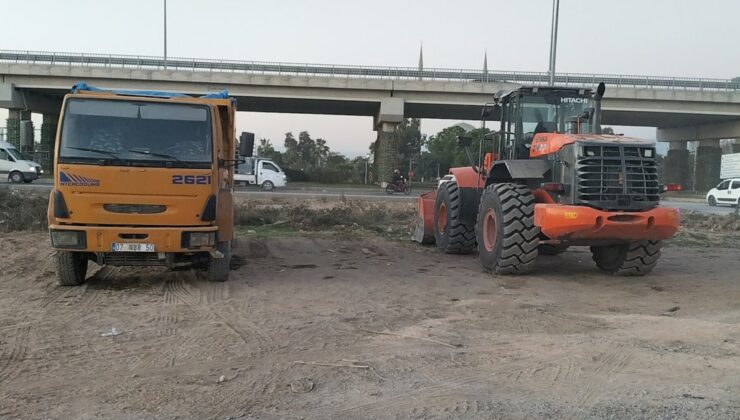Ülkenin çivisi çıktı! Kamyon ve kepçelerle plajı çaldılar