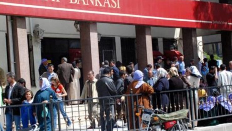 Vatandaş bankalara akın etti: Sistem kilitlendi