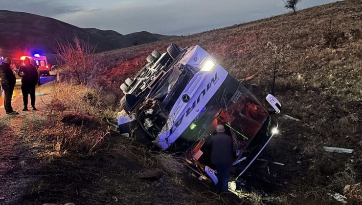 Yolcu otobüsü devrildi: 2 ölü, 21 kişi yaralı