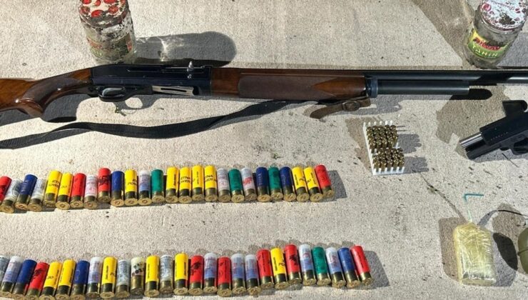 Adana’da evinde 2 silah, el bombası ve patlayıcı ele geçirilen kişi tutuklandı