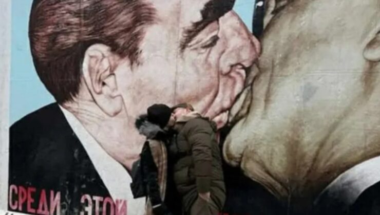 AKP’li Berlin’de eşini öptü, parti karıştı