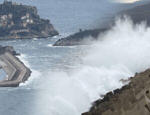 Amasra’da dalga boyu 3 metreyi buldu