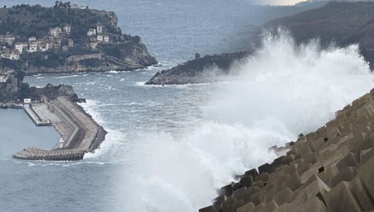 Amasra’da dalga boyu 3 metreyi buldu