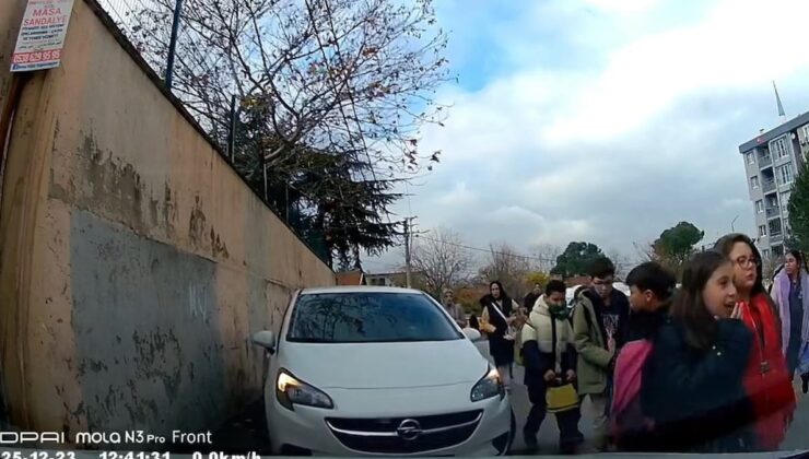 Arabayı okuldan çıkan öğrencilerin üzerine sürdü!