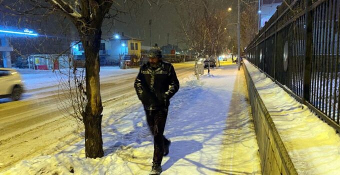 Ardahan’da kar kenti beyaza bürüdü