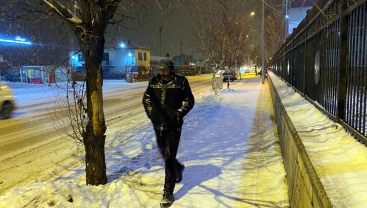 Ardahan’da kar kenti beyaza bürüdü