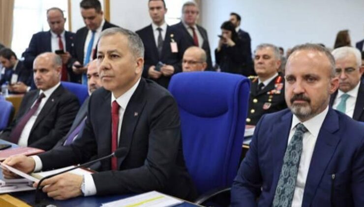 Bakan cenazeye giderken yardımcısını uçağına almadı