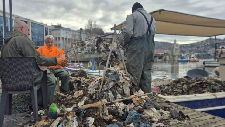 Balıkçıların ağına balık yerine yaklaşık 1 ton çöp takıldı