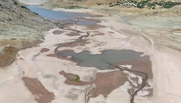 Barajdaki su seviyesi ‘ölü hacme’ düştü, bir ilçe için su alımı durduruldu