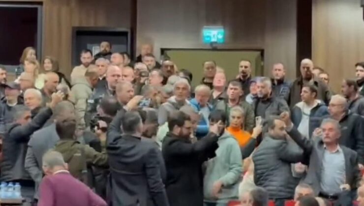 Belediye meclisinde halk AKP’li başkanı protesto etti