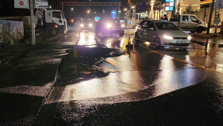 Bodrum’da su isale hattı patladı cadde yarıldı