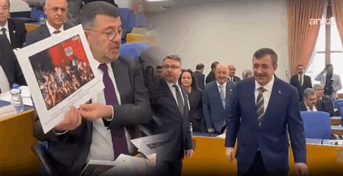 Cevdet Yılmaz’a İmamoğlu fotoğrafıyla karşılama