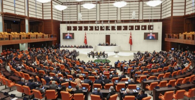 Cumhur’un elleri ret için kalktı