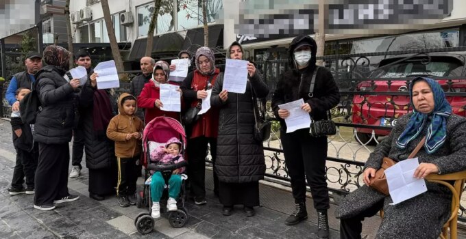 Dükkan kapandı, mahalle ayağa kalktı! Kadınlar evinin önünde eylem yaptı