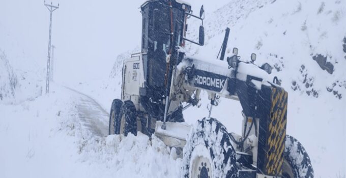 Elazığ’da 311 köy yolu, kardan ulaşıma kapandı
