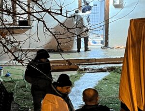 Eşini ve bacanağını tabancayla öldürdü