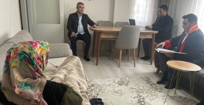 Evin salonu adliye oldu: Hakim ayakkabılarını çıkarıp kararı okudu