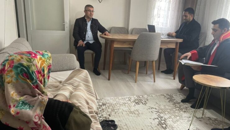 Evin salonu adliye oldu: Hakim ayakkabılarını çıkarıp kararı okudu