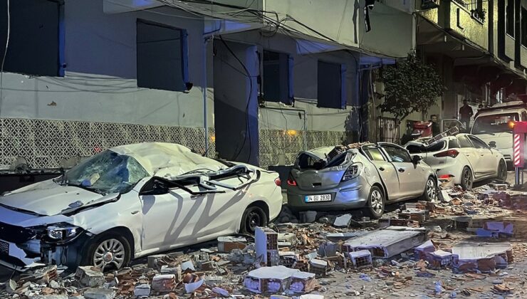 İstanbul’da sokak savaş alanına döndü: Araçlar kullanılmaz hale geldi