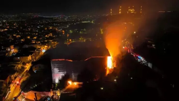 İstanbul’da tarihi köşkü küle çeviren yangın