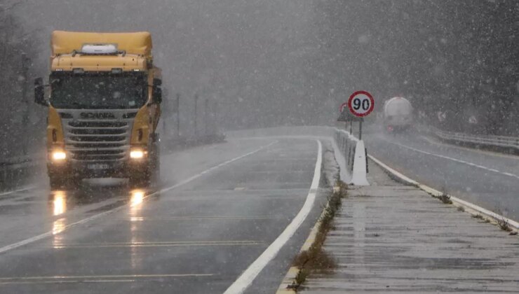 İstanbul’un yanı başına mevsimin ilk karı düştü
