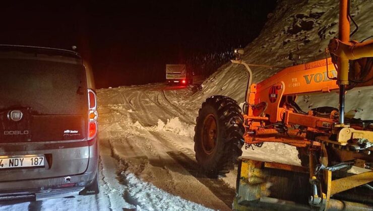 Karda mahsur kalan 13 kişi ekipler tarafından kurtarıldı