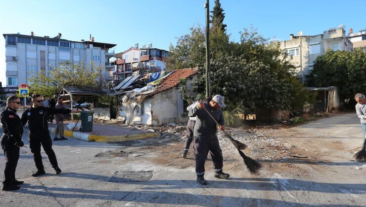 Kepez’de koku şikâyeti üzerine eve girildi: 2 kamyon çöp çıkarıldı