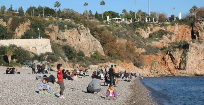 Kış bu ilimize uğramadı, sıcağı gören denize daldı