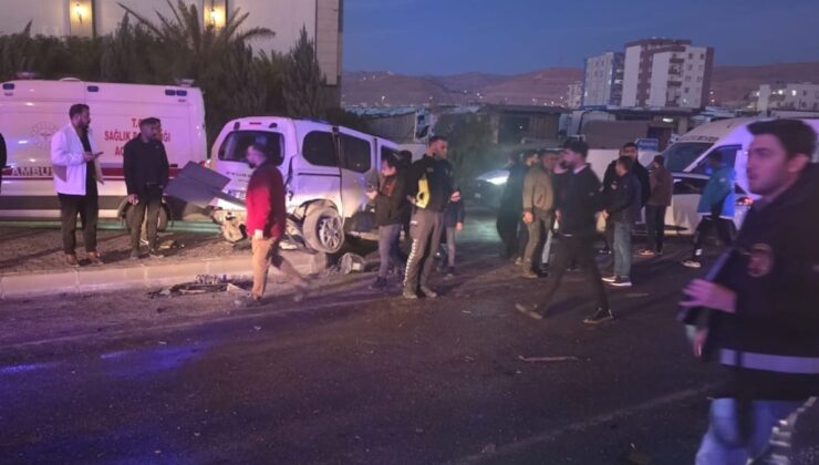 Kontrolden çıkan vinç 6 araca çarptı: 7 yaralı