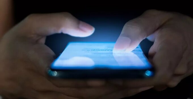 Liseli kızların mesajlaşma grubuna müstehcen fotoğraf yollayan öğretmen tutuklandı