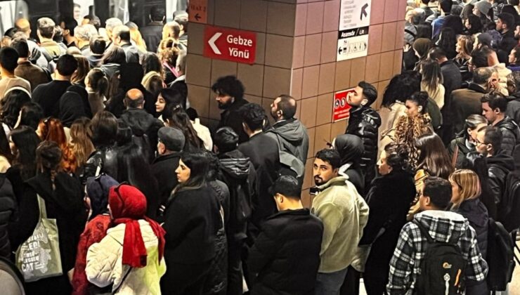 Metro bozuldu İstanbullu bu sabah yağmur altında yolda kaldı