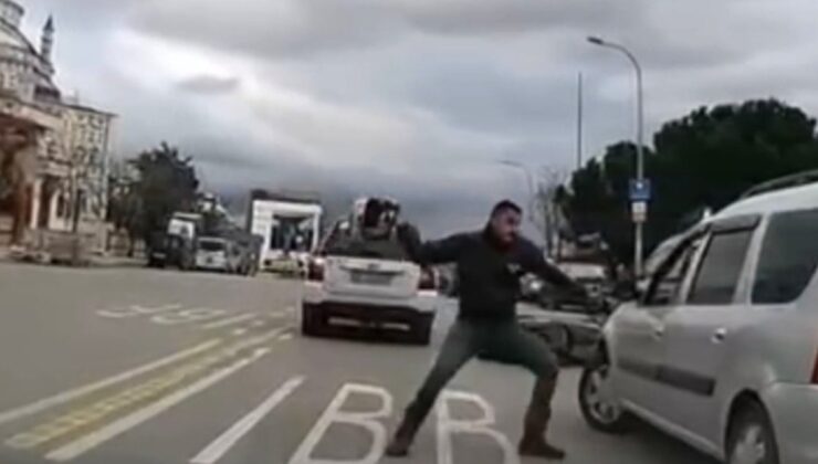 Motosikletten indi tekme attı yetmedi kaskla saldırdı!
