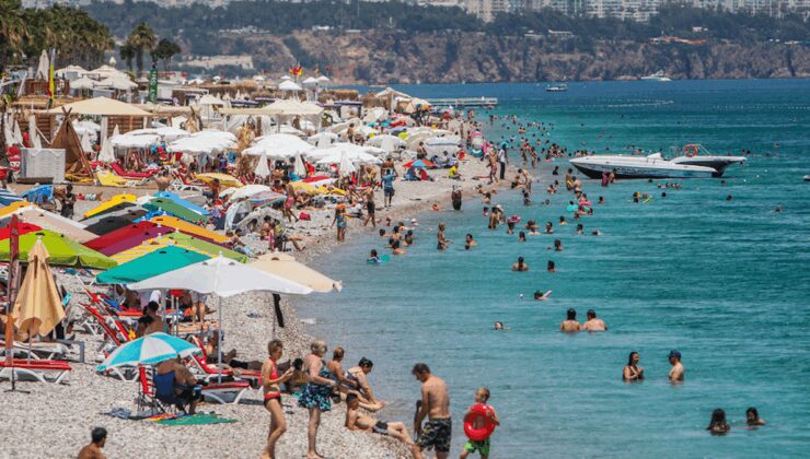Ruslar ‘sıcak’, Almanlar ‘serin’ Antalya’ya geldi