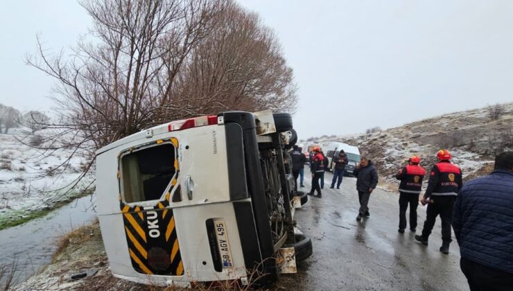 Sivas’ta öğrenci servisi devrildi: 15 yaralı