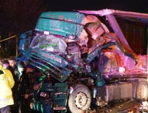 Yağış başladı TIR’lar birbirine girdi! Sahil yolunda kaza paniği