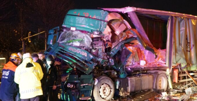 Yağış başladı TIR’lar birbirine girdi! Sahil yolunda kaza paniği