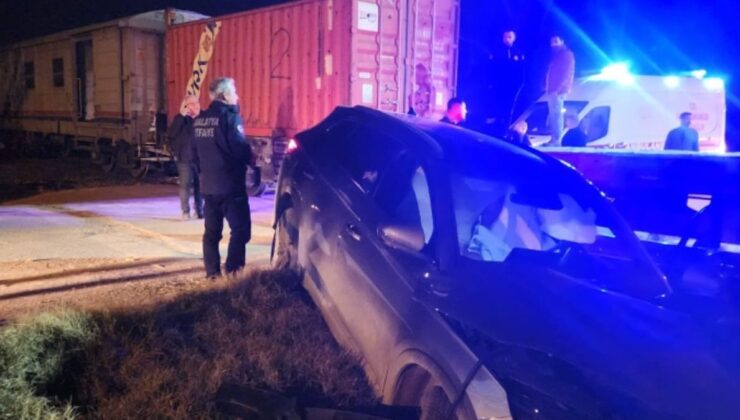 Yük treni otomobille çarpıştı: Yaralılar var