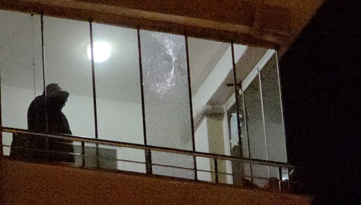 5’inci kattaki dairenin balkonuna yorgun mermi isabet etti