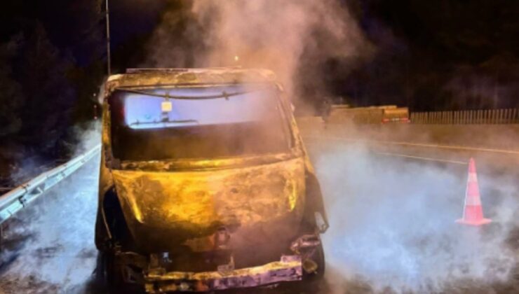 Adana Pozantı’da seyir halindeki çekici yandı