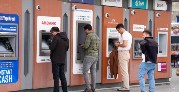 ATM’lerde yeni dönem bu sabah başladı: Kartını takan herkes bu yazıyla karşılaşıyor