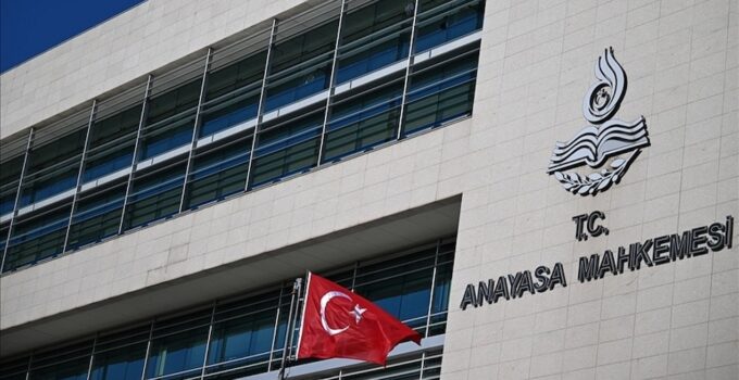 AYM’den emsal karar: İşten çıkarılan işçiye hem maaş farkı hem tazminat verilecek!