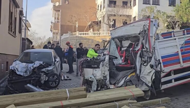 Beykoz’da dehşet: Freni boşalan tahta yüklü kamyon binaya daldı, 2 ölü