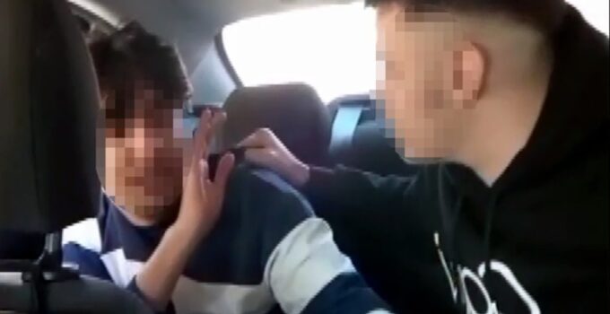 Çevrim içi oyunda başlayan akran zorbalığı sokağa taştı: Küfürleştikleri liseliyi takside alıkoyup, darbettiler