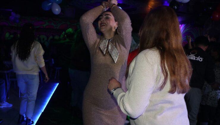 İranlı turistler Van’da yeni yılı eğlenerek karşıladı