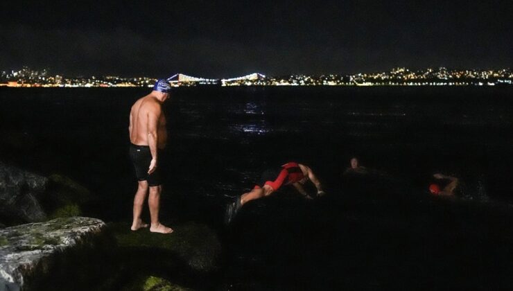 İstanbul’da bir grup yeni yıla denizde yüzerek girdi